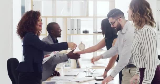 团队精神 团队精神或业务人员在洽谈或商谈时握手表示同意 握手或快乐的雇主 为员工提供成功 有目标或合意的交易机会 — 图库视频影像