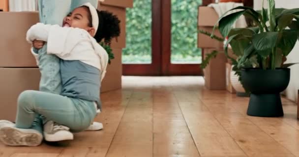 Dítě Drží Nohu Svého Otce Sebe Doma Když Jde Obývacího — Stock video