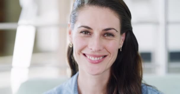 Zbliżenie Kobieta Twarz Uśmiechem Domu Dla Pewności Siebie Wellness Pozytywności — Wideo stockowe