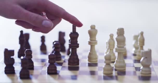 Χέρι Σκάκι Και Ματ Ένα Άτομο Που Παίζει Ένα Παιχνίδι — Αρχείο Βίντεο