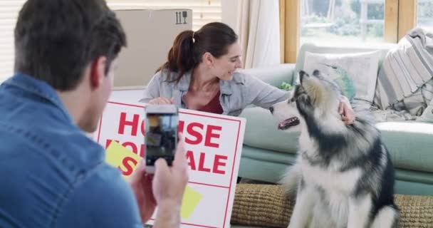 Vrouw Hond Foto Huis Met Koop Teken Bord Voor Het — Stockvideo
