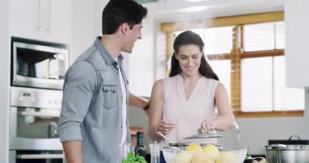Nourriture Câlins Couple Cuisiner Dans Cuisine Leur Maison Ensemble Pour — Video
