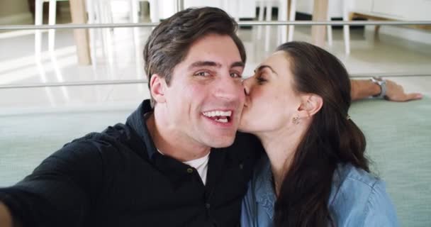 Szczęśliwa Para Uścisk Pocałunek Kanapie Selfie Zdjęcie Profilowe Lub Post — Wideo stockowe