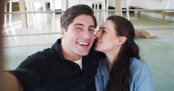 Selfie Šťastný Muž Žena Polibkem Pohovku Obývacím Pokoji Pro Sociální — Stock video