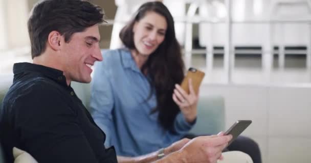 Casal Feliz Tablet Onda Para Chamada Vídeo Casa Para Conversação — Vídeo de Stock