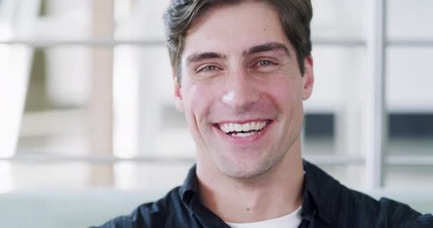 Hombre Feliz Cara Risa Con Primer Plano Casa Para Relajación — Vídeos de Stock