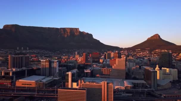 Letecký Dron Hory Budovy Kapském Městě Průmyslovou Architekturou Modrou Oblohou — Stock video