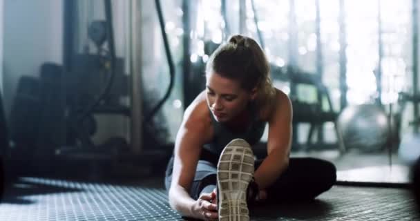 女人们 健身和伸展身体在健身房的地板上准备锻炼 锻炼或室内训练 在身体热身 腿伸展或肌肉准备 健康和健康方面活跃的女性 — 图库视频影像