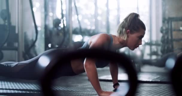 Kobieta Fitness Push Siłowni Ćwiczeń Szkolenia Lub Równowagi Treningu Podłodze — Wideo stockowe