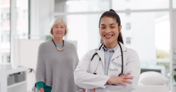 Twarz Szczęśliwy Lub Lekarz Pacjentem Podeszłym Wieku Porozumieniu Porad Zdrowotnych — Wideo stockowe