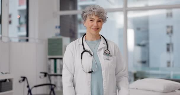 Portre Kollarını Kavuşturmuş Kadın Doktor Sağlık Danışmanıyla Güven Mutluluk Hastane — Stok video