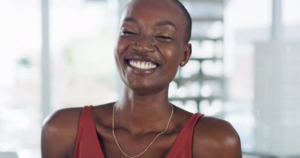 미소와 분위기 자신감 긍정적인 태도와 집에서 낙관주의와 아프리카 여성의 초상화 — 비디오