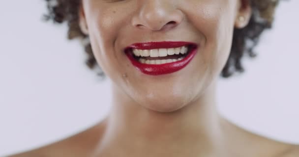 Mulher Sorriso Batom Vermelho Com Maquiagem Feliz Isolado Fundo Estúdio — Vídeo de Stock