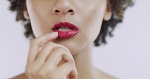Mujer Cuidado Piel Lápiz Labial Rojo Con Mano Maquillaje Aislado — Vídeos de Stock