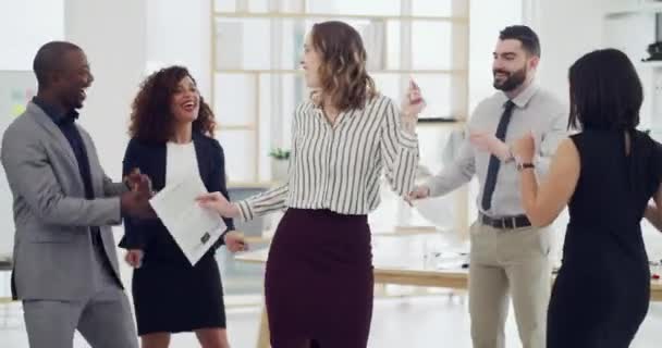 Boldog Üzletemberek Tánc Ünnepség Irodában Győzelemért Csapatmunkáért Vagy Előléptetésért Munkavállalók — Stock videók