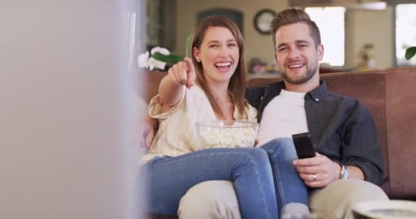 Couple Canapé Regarder Télévision Une Collation Pop Corn Comme Connexion — Video