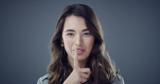Kadın Yüz Gizlilik Stüdyoda Gri Arka Planda Yapılan Anons Için — Stok video
