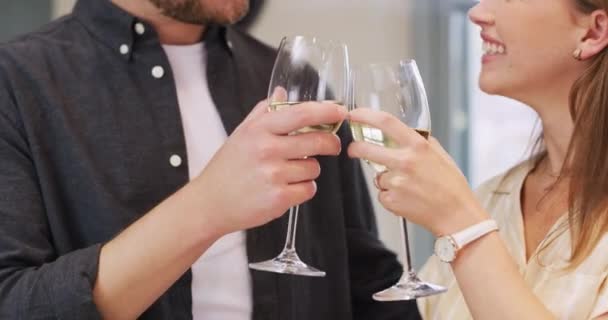 香槟酒和快乐的庆祝结婚周年庆祝活动 缓解压力或放松和平 喝酒或敬酒的男人 周末度假 生日或浪漫 — 图库视频影像