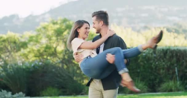 Man Spinning Vrouw Buiten Voor Liefdesfeest Huwelijk Weekend Verloving Romantiek — Stockvideo