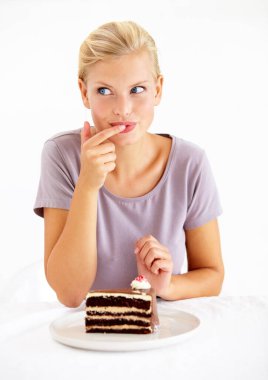 Stüdyoda sinsi, kek ve genç bir kadın sağlıklı, sağlıklı ve kilo verme diyetinde hile yapıyor. Avustralya 'dan nefis, tatlı ve dişi insan beyaz arka planla izole edilmiş çikolatalı bir tatlı yiyor.