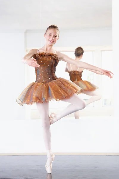 Portrait Mädchen Und Teenager Ballettstudio Mit Pose Balance Und Leistungskurs — Stockfoto