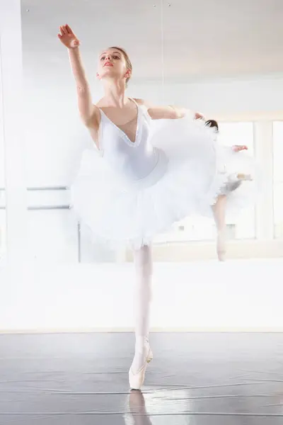 Konst Dans Och Tonårsstudent Balettstudio Med Pose Balans Och Performance — Stockfoto