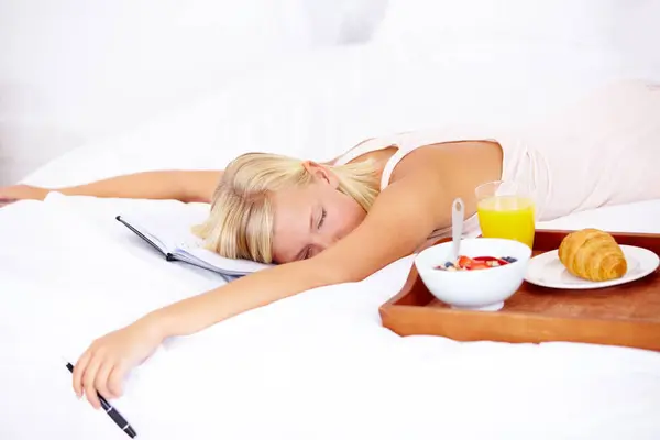 朝食付きの女性 ベッド ノートブック ジャーナリングに疲れました オレンジジュース 健康的な食事 休息と朝の食べ物 フルーツとクロワッサン — ストック写真