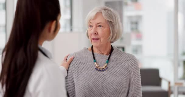 Υγεία Πόνος Στους Ώμους Και Μια Ηλικιωμένη Γυναίκα Γιατρό Της — Αρχείο Βίντεο