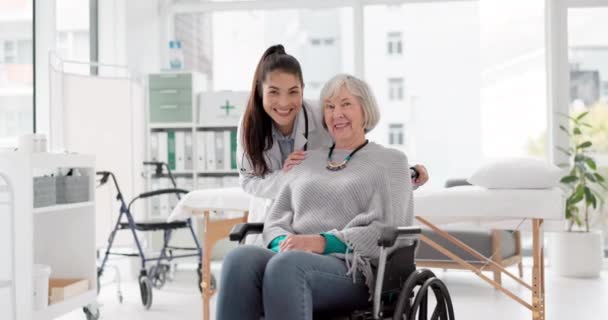 Glücklich Altenpfleger Und Frau Mit Behinderung Und Ärztin Für Gesundheit — Stockvideo