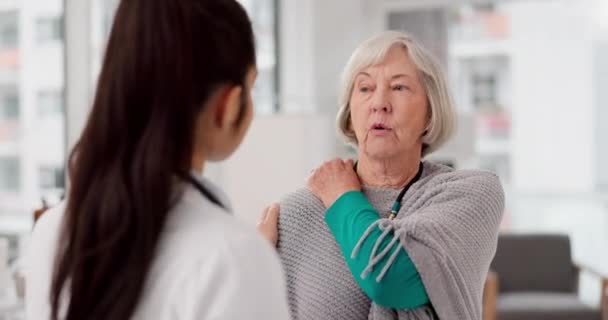 Healthcare Shoulder Pain Woman Her Doctor Hospital Talking Consultation Medical — Αρχείο Βίντεο