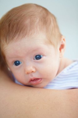 Aile, omuz ve bebek evde sevgi dolu bir ilişki ve sevgi için. Sevgi, yatak odası ve bebek bakımı, çocuk gelişimi ve bakımı için bebeğini taşıyan annenin yakın çekimi.