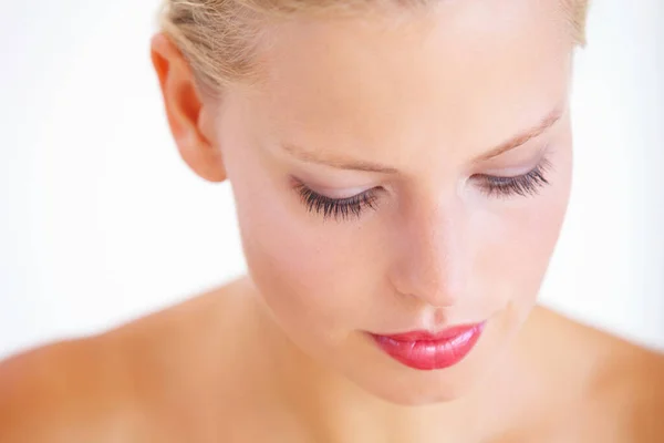 Belleza Cara Estudio Relajarse Mujer Con Maquillaje Facial Brillo Tratamiento —  Fotos de Stock