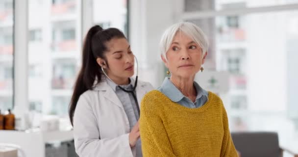 Atención Médica Escucha Médico Con Una Mujer Para Comprobar Respiración — Vídeos de Stock
