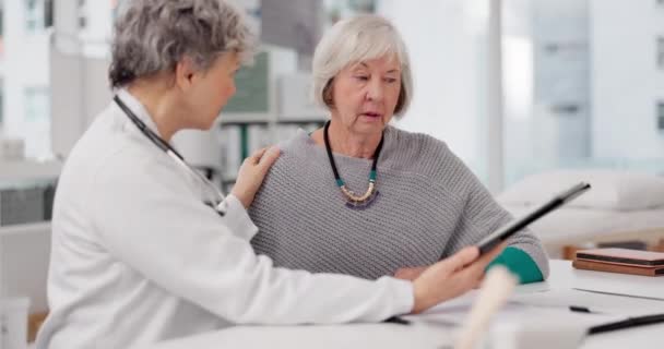 Senior Woman Doctor Tablet Patient Consultation Healthcare Advice Checkup Hospital — Vídeo de Stock