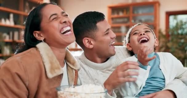 Család Popcorn Nevetés Otthoni Kanapén Hogy Pihenjen Kötődés Minőségi Időt — Stock videók