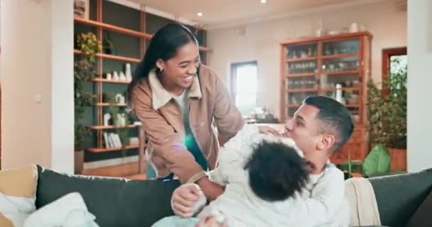 Aile Evdeki Kanepede Birlikte Oynarken Rahatlamak Kaynaşmak Güzel Vakit Geçirmek — Stok video