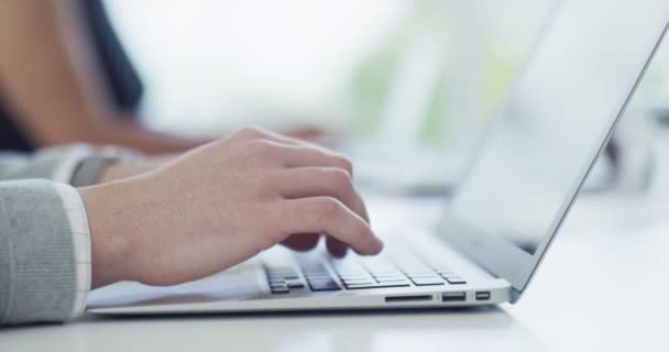Manos Laptop Escribir Email Agenda Networking Oficina Proyecto Propuesta Persona — Vídeo de stock