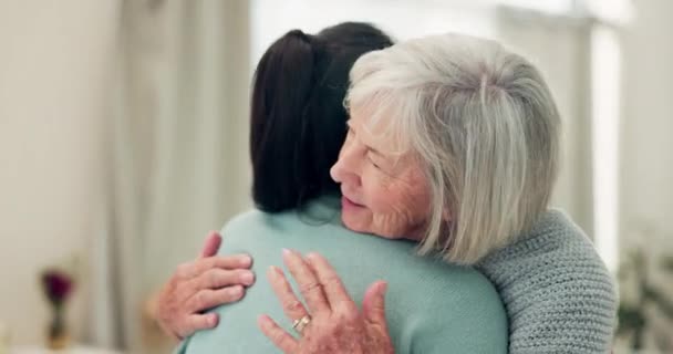 Oudere Vrouw Knuffel Bejaarde Zorgen Voor Dank Dankbaarheid Steun Voor — Stockvideo