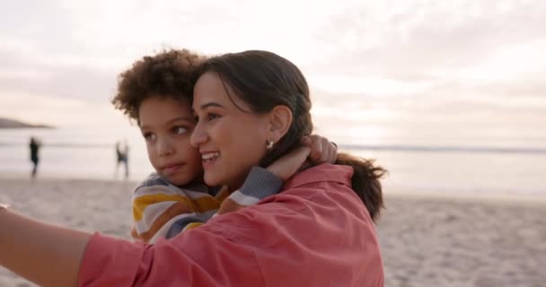 Пляж Мать Ребенок Обнимаются Свежем Воздухе Время Семейного Отдыха Отпуска — стоковое видео