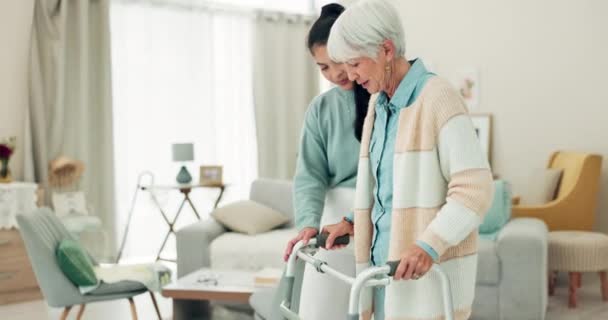Vrouw Verpleegster Looprek Bejaardenzorg Voor Fysiotherapie Ondersteuning Vertrouwen Bij Bejaardentehuis — Stockvideo