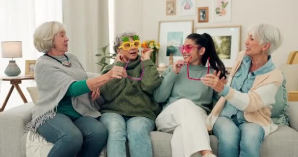 Mujeres Mayores Gafas Sol Amigos Una Casa Retiro Para Pasar — Vídeos de Stock