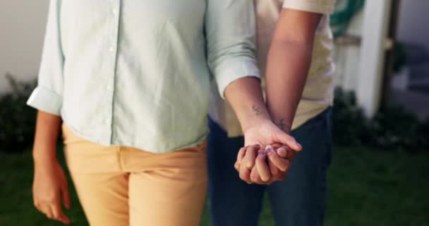 Trzymanie Się Ręce Całowanie Para Domu Lub Nieruchomości Dla Nieruchomości — Wideo stockowe