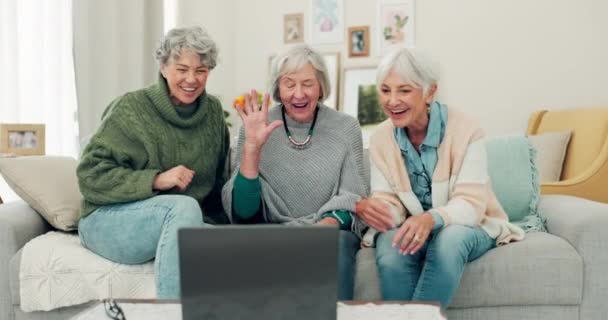 老年人团体 笔记本电脑和电视在沙发上呼叫 以便在家里进行交流 问候或建立联系 老年人或朋友在电脑上聊天 在家里客厅沙发上进行在线虚拟会议 — 图库视频影像