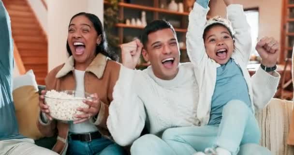 Família Pipoca Comemorar Sofá Casa Para Relaxar Vínculo Tempo Qualidade — Vídeo de Stock