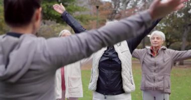 Antrenör, park ve yaşlı kadınlar esneme, yoga ve sağlık, egzersiz ve emeklilik için uygunluk. Kadın, yaşlılar kulübü ve grup açık hava, meditasyon ve idman ile ilerleme ve kişisel bakım..