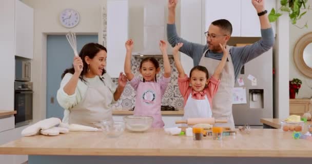 Kitchen Celebration Baking Happy Family Applause Excited Smile Dessert Food — стоковое видео