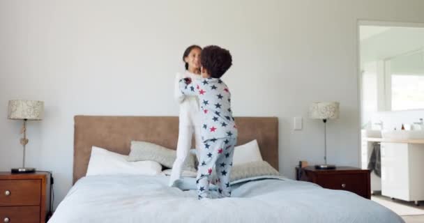 Mutlu Enerjik Çocuklarla Birlikte Sabah Yatak Odasında Zıplayın Uyanın Ele — Stok video