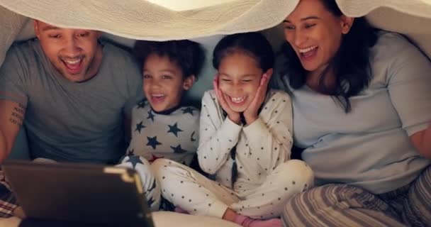 Tablet Parents Kids Bed Movie Night Excited Streaming Television Show — Stockvideo