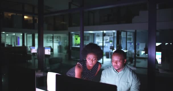 ナイトプランニング 情報技術フィードバック ソフトウェアアップデートのためのマネージャー 人材トレーニング コンピュータ アフリカのボス ビジネスメンター または女性がアドバイス チームワーク オンラインレポートを話します — ストック動画