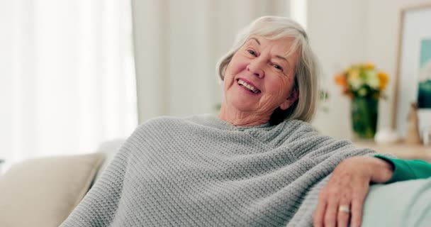 Yüz Komik Yaşlı Kadın Koltukta Emeklilik Mutluluğu Rahatla Neşelen Portre — Stok video